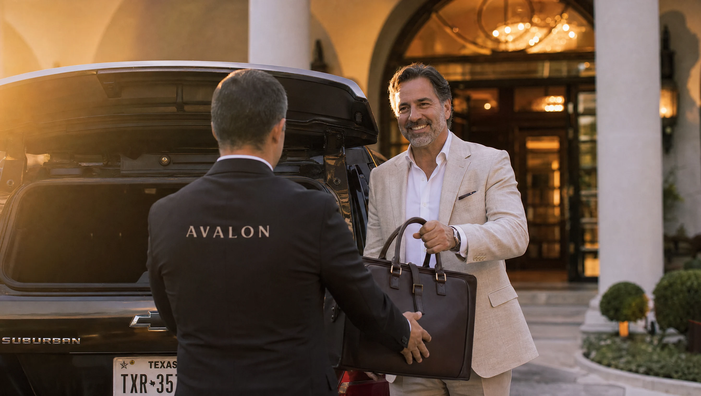Ejecutivo llegando a hotel premium en Monterrey con servicio Avalon