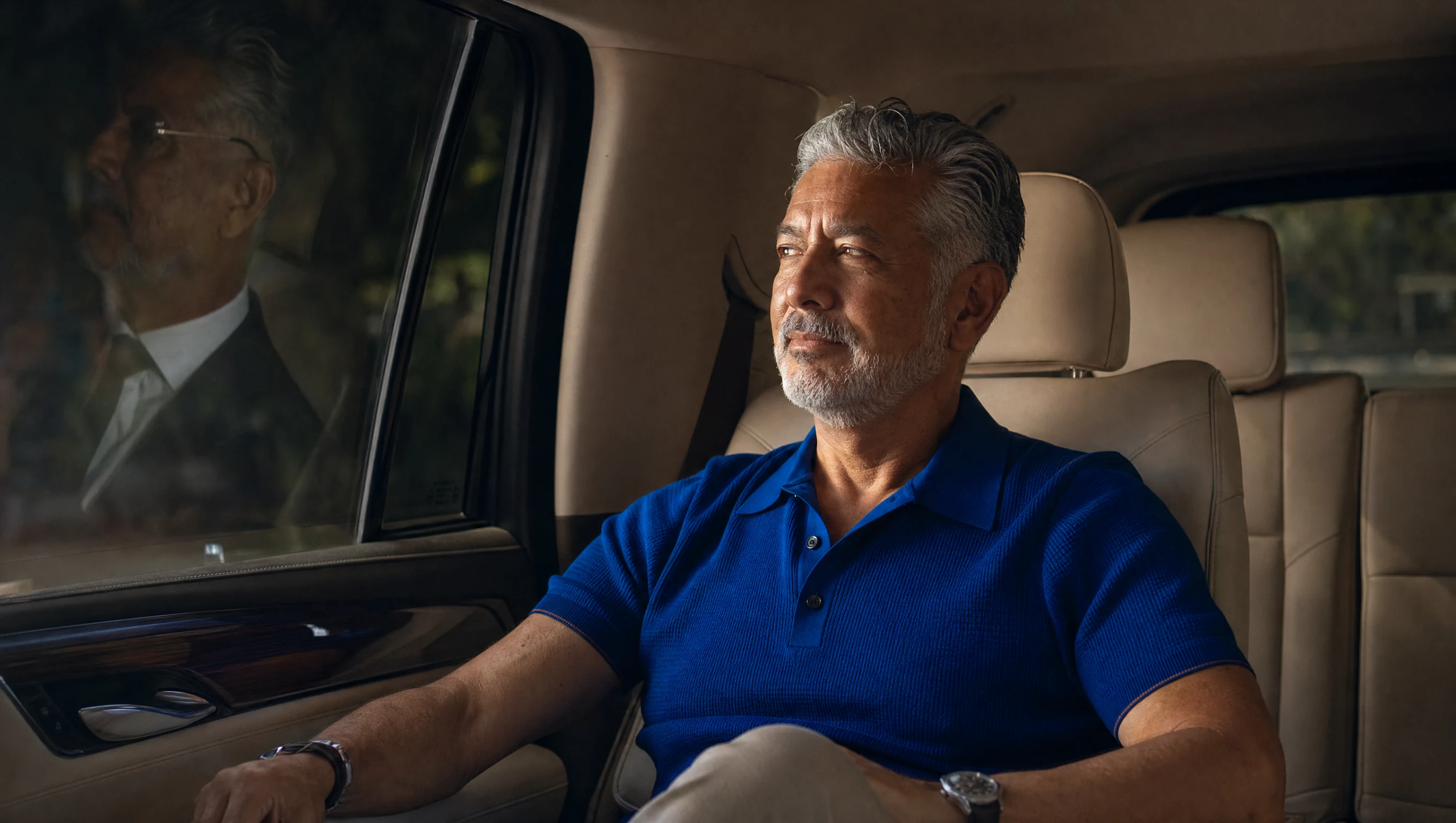 Pasajero ejecutivo en backseat del Suburban Avalon